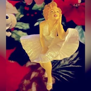 Marilyn Monroe ornament collectible - like new - no box